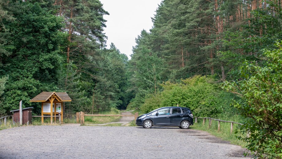 Direkt am Wald steht ein großer Parkplatz zur Verfügung.