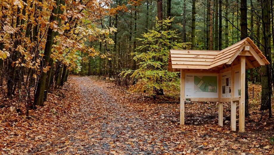 Eine Informationstafel am FriedWald-Parkplatz weist auf den Ort der letzten Ruhe im Wald hin.