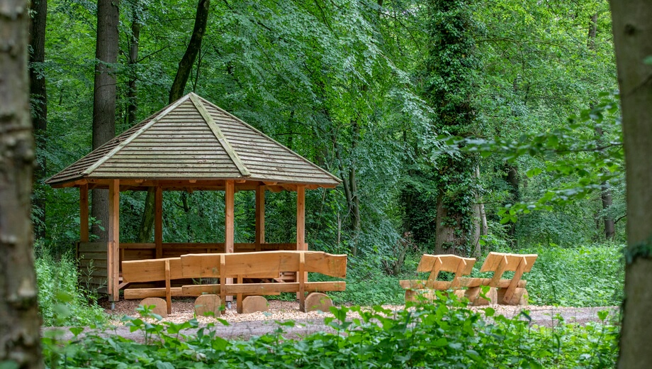 Die überdachte Schutzhütte mit Bänken kann für Trauerfeiern genutzt werden.
