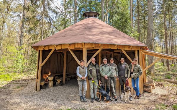 Das Förster-Team aus dem FriedWald Fürstenwalde an der neuen Schutzhütte am Douglasienweg.