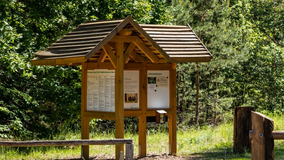 Eine Informationstafel am Eingang weist auf den besonderen Ort der letzten Ruhe hin.