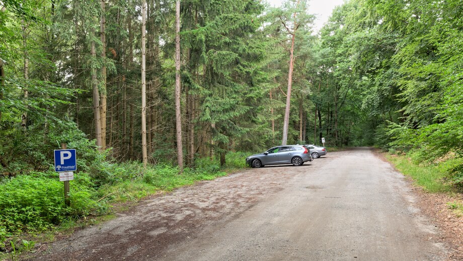 Am Bestattungswald gibt es einen großen Parkplatz.