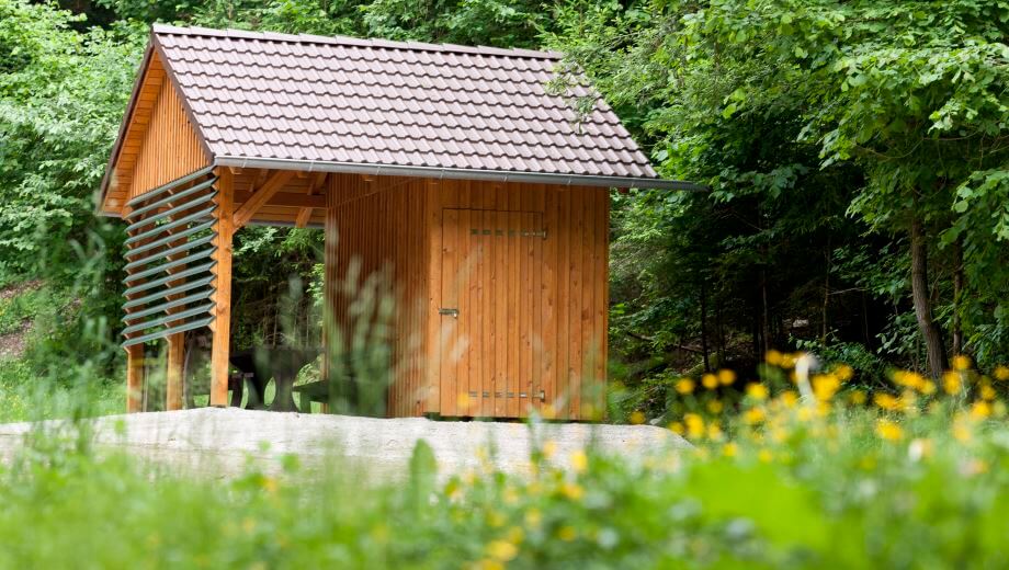 Die Schutzhütte im FriedWald Fränkische Schweiz.