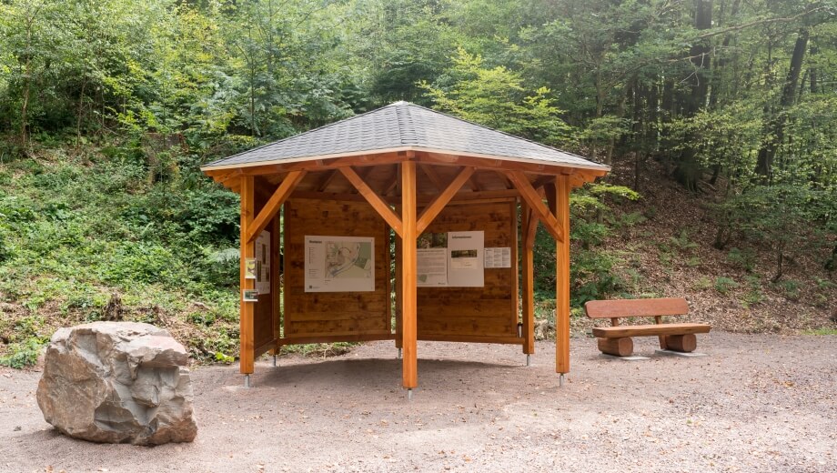 Treffpunkt für Waldführungen ist die Schutzhütte bei den Teichen.