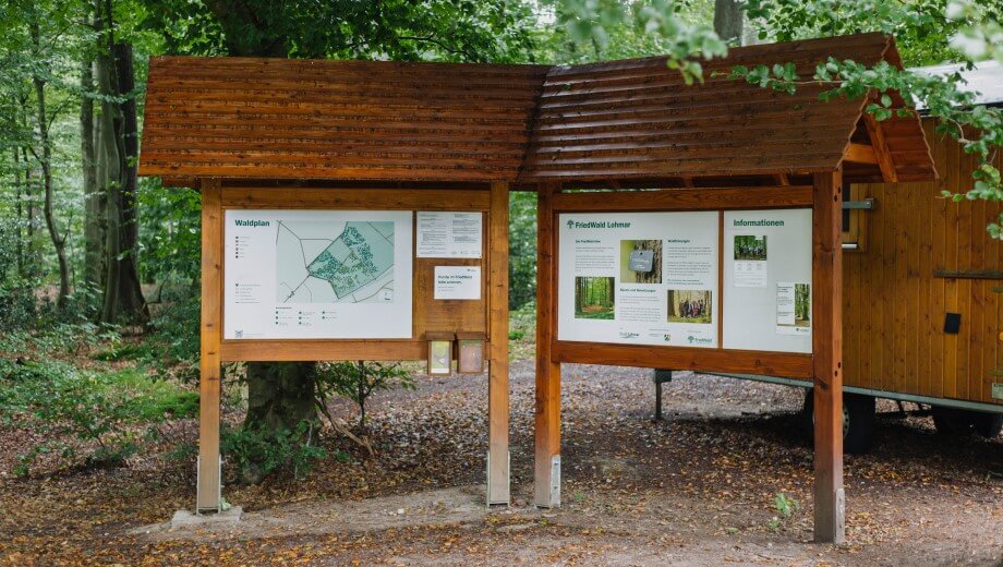 Die Infotafel gibt einen Überblick über den Wald und das Konzept.