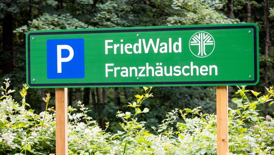 Ein Schild weist auf den Parkplatz "Franzhäuschen" am FriedWald Lohmar-Heide hin.