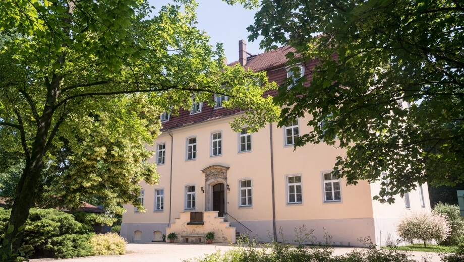 Im Schloss Deutsch-Paulsdorf gibt es einen Andachtsraum für Trauerfeiern.