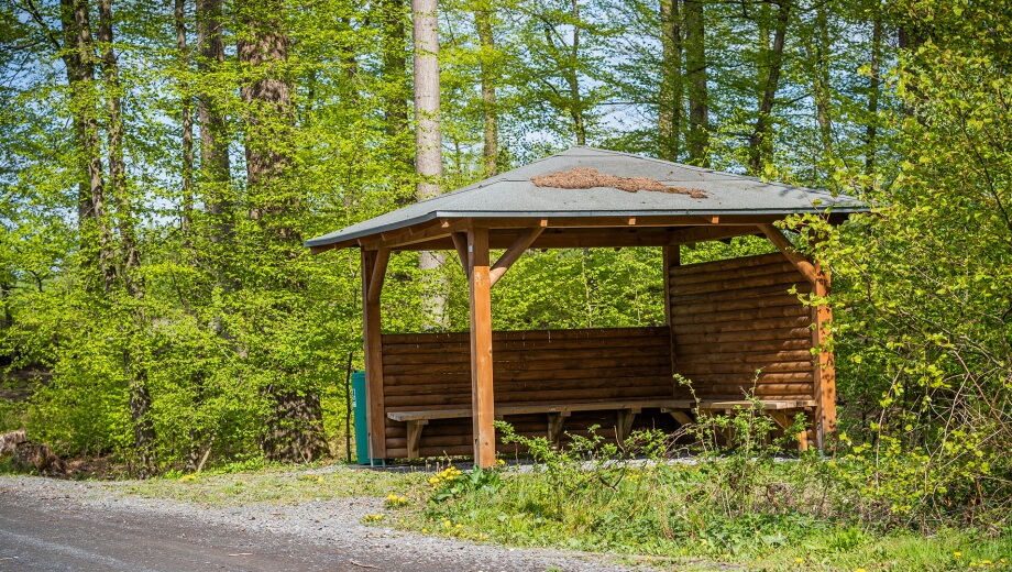 Eine Schutzhütte bietet im FriedWald Möhnesee einen Unterstand.