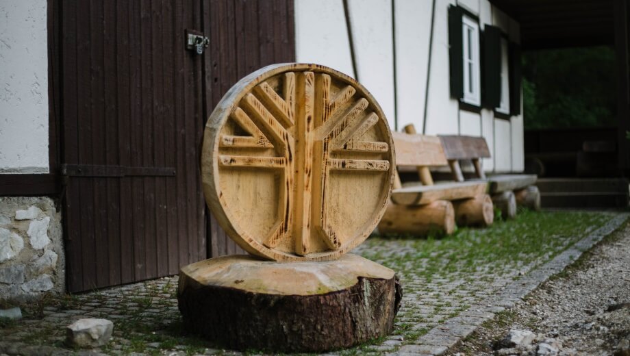 Eine Holzschnitzerei im FriedWald Münsingen.