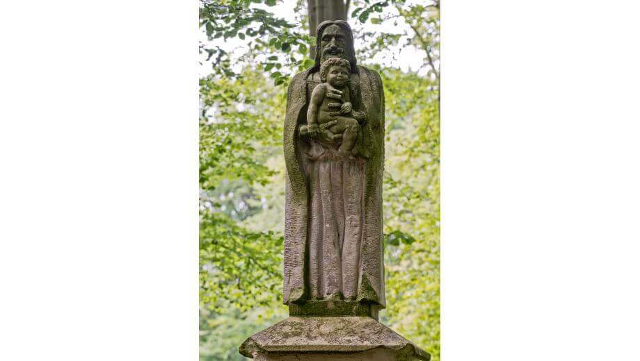 Die Statue des Heiligen Josef im FriedWald Münsterland.