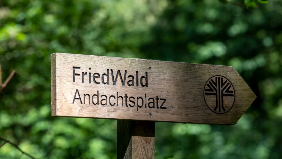 Schilder weisen im FriedWald Oberau den Weg.