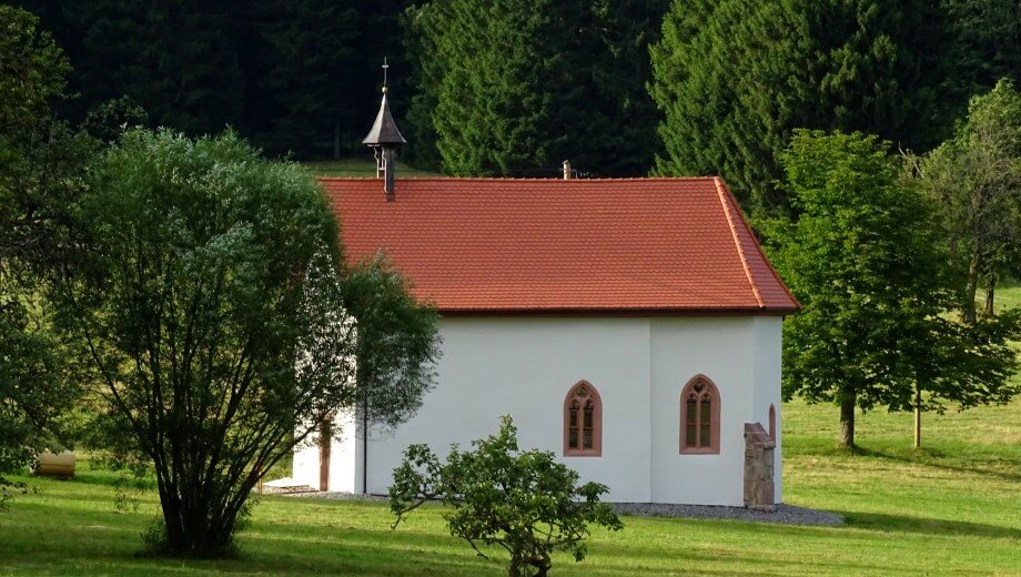 Die benachbarte Sankt-Georgs-Kapelle von außen.