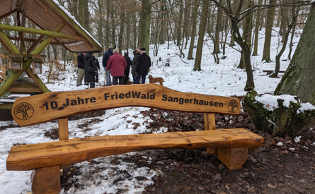 Seit zehn Jahren sind im FriedWald Sangerhausen Beisetzungen unter Bäumen möglich. Zum zehnjährigen Bestehen des Friedhofs im Wald wurde in der Nähe des Andachtsplatzes eine Jubiläums-Bank enthüllt.