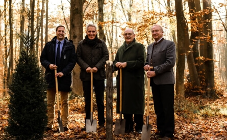 Matthias Laufer, Heinrich Göbbels, Konrad Hecker und Charles-Louis Prinz von Merode pflanzen den Eröffnungsbaum.