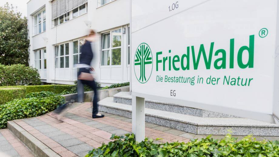 Eingang zur FriedWald GmbH in Griesheim