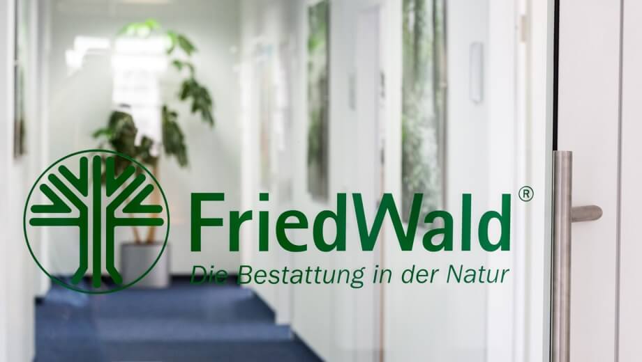 Eingang zu den Büroräumen der FriedWald GmbH in Griesheim.